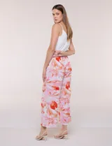 Pantalón crop de lino y rayón, con diseño wide leg de corte holgado, estampado tropical de hojas en tonos verde, azul y marrón sobre fondo blanco. Cuenta con pretina trasera elastizada y bolsillos delanteros.