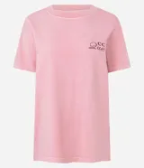 Remera de algodón BCI, color rosa claro con efecto desteñido, de corte oversized y cuello redondo. Presenta un pequeño bordado en el pecho con la frase "Core Queen" en color bordó.