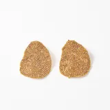 Caravanas de diseño irregular completamente cubiertas de cristales en tonos dorados.