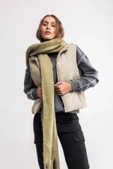 Bufanda larga color beige con flecos en los extremos.