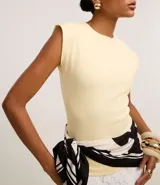 Blusa de manga corta, cuello redondo y corte ajustado, confeccionada en tejido rib de algodón.