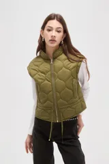 Chaleco acolchado color verde oliva, con diseño de costuras circulares, cierre frontal metálico y cordón ajustable en la cintura.