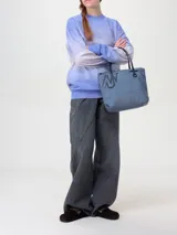 Bolso tote azul denim con asas de cuero sintético negro y logo de ancla.