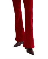 Pantalón de corte flare, tiro alto, color morado oscuro con textura de terciopelo y patrón en chevron.