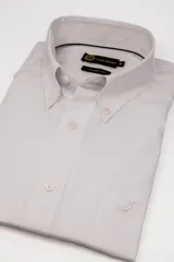 Camisa de vestir color gris claro, de corte clásico con cuello button-down, cierre frontal con botones y bolsillo ojal en el pecho con detalle bordado.