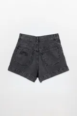 Short de denim celeste, de tiro medio y corte holgado.