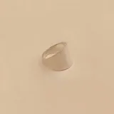 Anillos de diseño minimalista confeccionados en plata 925, con superficie lisa y acabado pulido brillante.