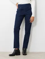 Jegging blanco de algodón elastizado con pretina ancha elastizada, bolsillos delanteros simulados y bolsillos traseros aplicados.