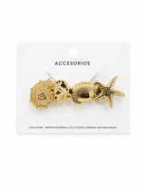 Broche para el pelo dorado con dijes de elementos marinos como caracoles y estrella de mar.