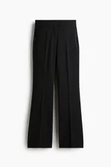 Pantalón de vestir con corte bootcut, confeccionado en tela negra con diseño de rayas finas verticales. Presenta cierre frontal con pretina prolongada, bolsillos laterales al bies y bolsillos traseros ribeteados, con detalle de raya marcada en el frente y la espalda.