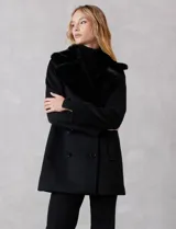 Tapado de lana Michael Kors con doble abotonadura y cuello de solapa ancha revestido en piel sintética. Presenta cierre frontal con seis botones grabados, bolsillos laterales de ojal y silueta de corte recto a la altura del muslo.