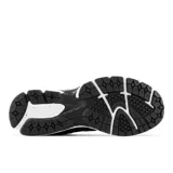 Championes urbanos New Balance modelo 2002R, color negro con detalles en gris y blanco, confeccionados en gamuza y malla, con logo "N" característico en los laterales, entresuela ABZORB y suela N-ergy.