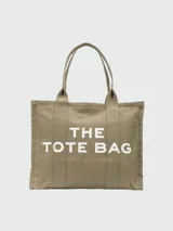 Bolso tipo tote de lona color verde oliva, con doble asa superior y estampado frontal con el texto 'THE TOTE BAG' y el nombre de la marca.