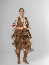 Falda larga de gamuza color marrón, con múltiples capas de flecos largos que le dan mucho movimiento.