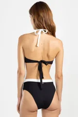 Bombacha de bikini tiro alto confeccionada en tejido acanalado negro con cintura blanca en contraste.