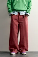Jeans baggy fit de corte holgado y tiro medio, confeccionados en denim de algodón con efecto lavado en color bordó. Presentan diseño clásico de cinco bolsillos y cierre frontal con botones. Colección especial Fruit of the Loom x Zara.