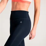 Calza deportiva de tiro alto con largo hasta el tobillo, confeccionada en tejido elástico de color azul profundo, con ajuste regular y diseño sin bolsillos.