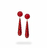 Aros colgantes de diseño artesanal italiano, compuestos por una pieza superior circular y un cuerpo inferior en forma de gota alargada, ambos en resina brillante color fucsia con incrustaciones de cristales negros. Cuentan con sistema de cierre tipo clip.