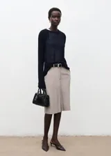 Jersey de punto de corte recto y diseño semitransparente, con cuello redondo y manga larga. Confeccionado en una mezcla de fibras suaves.