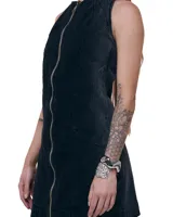 Vestido mini de denim negro con degradé grisáceo, cierre frontal de alpaca, espalda tipo nadador y silueta recta con leve evasé.