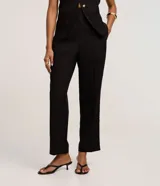 Pantalón de vestir color marrón, de corte recto y tiro alto, con cierre frontal y bolsillos delanteros.