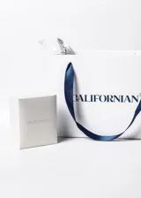 Anillo de plata 925 con diseño de símbolo de infinito, decorado con una hilera de pequeñas zirconias brillantes en una de sus mitades.