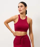 Top deportivo Get Over en color bordó, de microfibra, con diseño tipo nadador y escote halter. Cuenta con copas desmontables para un ajuste personalizado y mayor sujeción.