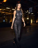 Mono largo negro de red con frunces en el frente y corte acampanado.