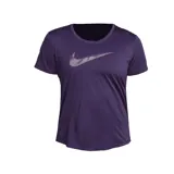 Remera deportiva Nike Dri-FIT color violeta con logo Swoosh estampado en el pecho.