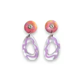 Par de aros colgantes con base circular rosa y naranja con strass y dije transparente con diseño abstracto en lila.