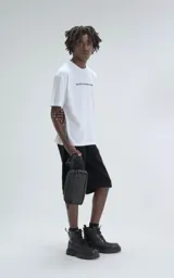 Remera blanca de algodón premium con corte oversize, hombros caídos y cuello redondo. Presenta un texto estampado en el pecho que dice "QUE NO ENTIENDAN NADA".