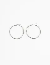 Aros tipo argolla grandes de acero quirúrgico hipoalergénico color plateado.