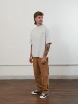 Pantalón de pana color marrón claro, de corte ancho y tiro alto, con bolsillos laterales y traseros.