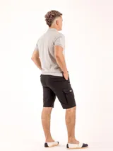 Bermuda cargo azul con bolsillos laterales y spandex.