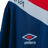 Camiseta de fútbol Umbro del Club Nacional de Football, modelo Away Identity 2024. Diseño azul con detalles en rojo y blanco en cuello y mangas. Incluye logo de Umbro, escudo del club y sponsor Antel en el frente.
