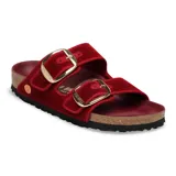 Sandalias Birkenstock modelo Arizona con diseño de doble tira en terciopelo color rojo óxido. Presenta hebillas grandes metálicas en tono dorado, plantilla anatómica de corcho y suela de goma negra.