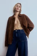 Jean wide leg de tiro alto en denim azul oscuro, con bolsillos delanteros tipo parche y pespuntes en contraste.