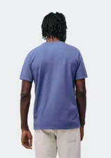 Camiseta básica de manga corta y cuello redondo, color rojo oscuro.