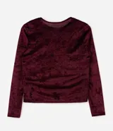 Blusa de manga larga confeccionada en tule con textura aterciopelada, de corte ajustado y escote canoa. Incluye forro interno para mayor cobertura.