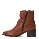 Botas de cuero color suela, con caña media arrugada y detalle de correa con hebilla metálica en el tobillo. Posee taco cuadrado y punta redondeada.