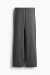 Pantalón de tiro alto confeccionado en tejido de punto de mezcla de viscosa con acabado cepillado. Presenta un diseño de corte recto con estampado de rayas finas y cintura elástica oculta.