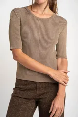 Sweater de punto acanalado color beige con hilos metalizados, de manga corta y escote redondo, corte ajustado al cuerpo.