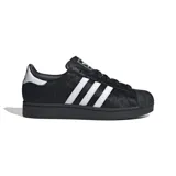 Championes Adidas Superstar II de cuero negro con textura y las tres tiras laterales en blanco.