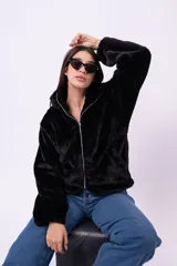 Campera de piel sintética con estampado animal print de leopardo, corte holgado, cuello alto y cierre frontal completo.