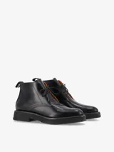Borcegos de caña media de cuero semibrillante negro, con cordones de algodón y suela gruesa de EVA porosa con plataforma baja.