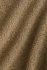 Top capa de corte holgado en punto texturizado suave, de color marrón, con escote bote y mangas capa amplias.