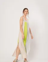 Vestido largo de lino color blanco, gris y amarillo, con breteles anchos, escote recto, elástico en la espalda y tajos laterales.