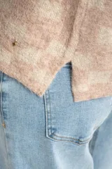 Sweater de punto con diseño de cuadros en tonos marrón y beige, de cuello redondo y manga larga.