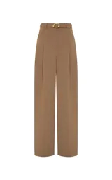 Pantalón sastrero de tiro alto en color camel, con corte recto y pernera ancha. Presenta pliegues frontales, bolsillos laterales y cierre frontal con cremallera y gancho. Incluye un cinturón a juego con hebilla metálica ovalada.