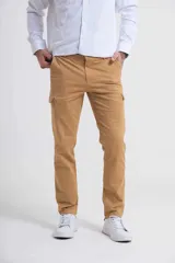 Pantalón cargo negro de corte recto con bolsillos laterales y traseros con solapa.